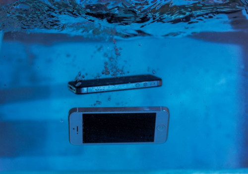 Dekt je reisverzekering de schade als je smartphone in het zwembad valt op vakantie?